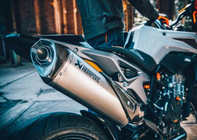 462189 MY23 KTM 790 DUKE Details Parts AKRAPOVIC SLIP ON LINE Static EU Global 20 - BTA Magazine