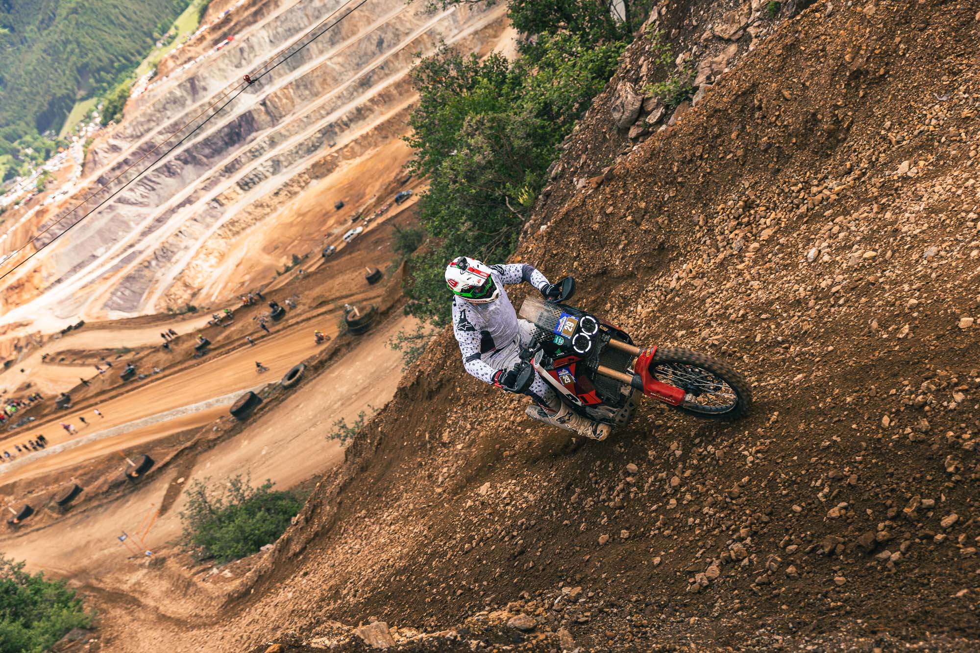 La Ducati DesertX Arrasa Hacia la Victoria en Erzbergrodeo