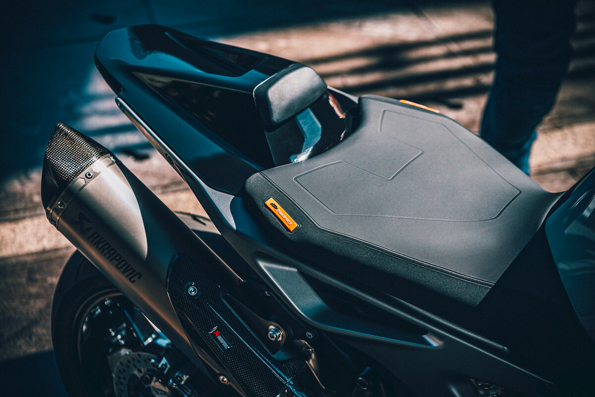 462198 MY23 KTM 790 DUKE Details Parts ERGO SEAT Static EU Global - BTA Magazine