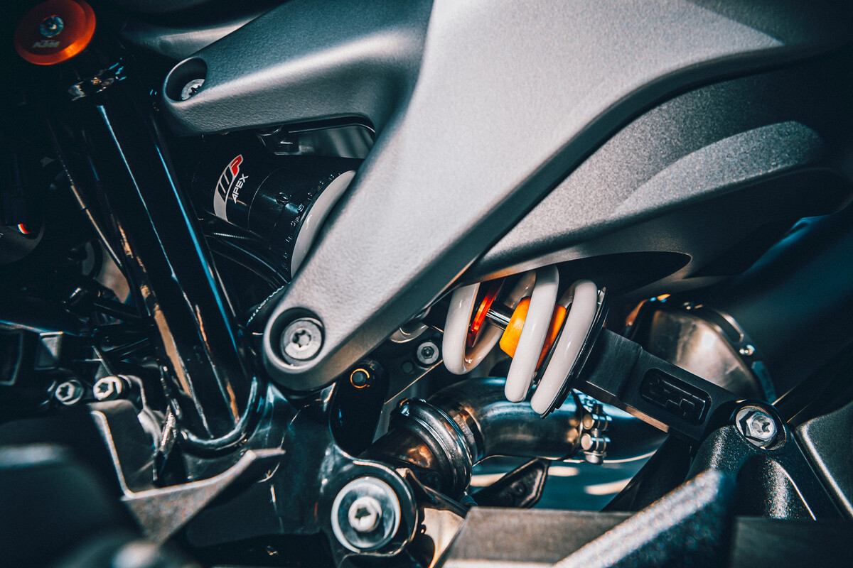 462201 MY23 KTM 790 DUKE Details Parts WP APEX Shock Static EU Global - BTA Magazine