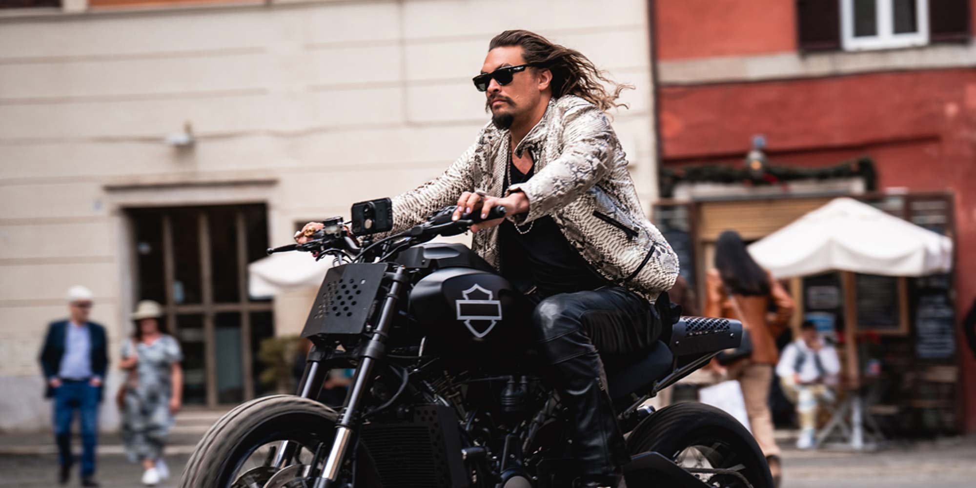 Jason Momoa como Dante Reyes en una Harley Davidson Pan American en Fast and Furious X