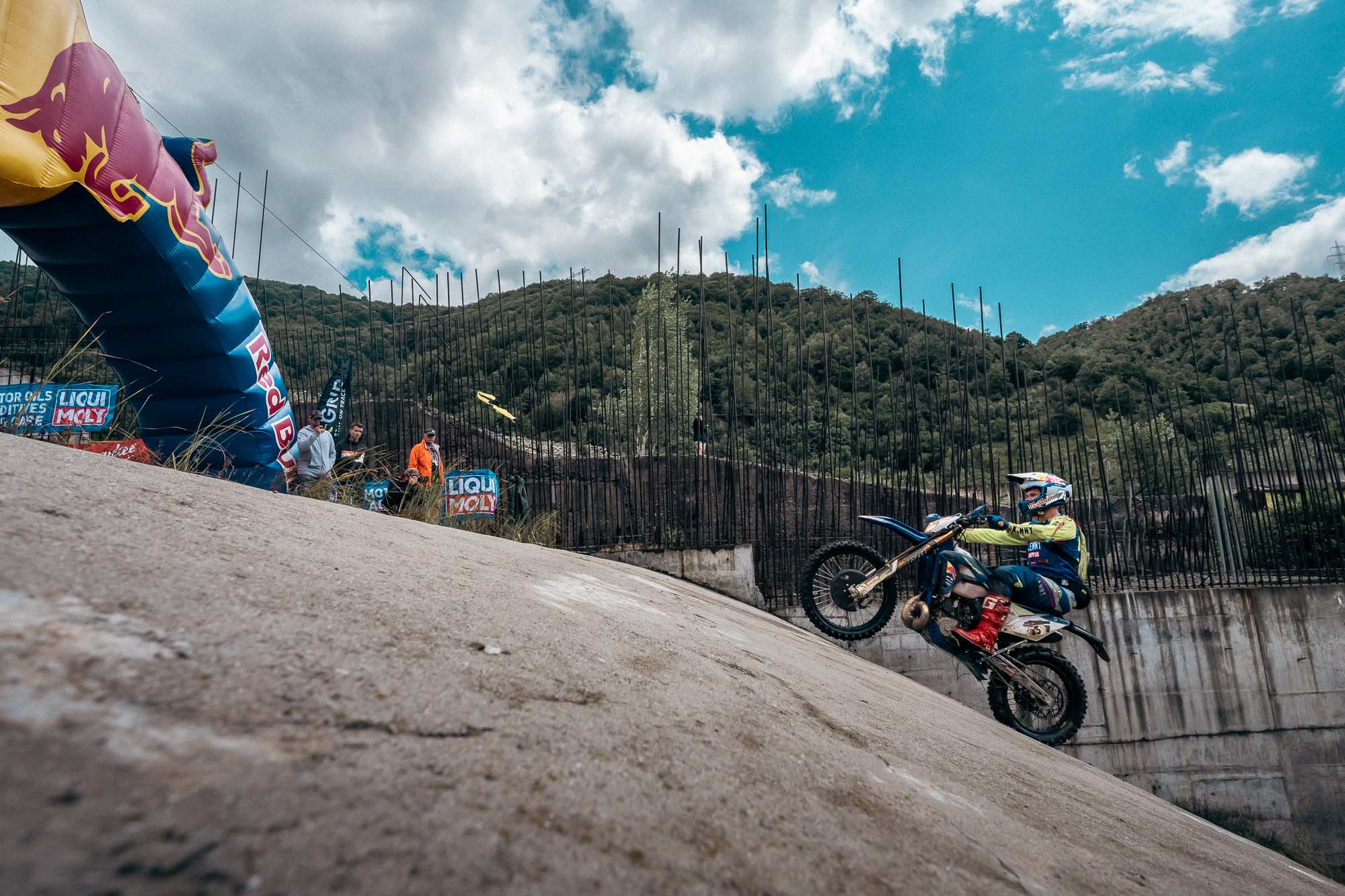 Todos los finalistas posan para una foto de grupo durante el Red Bull Erzbergrodeo 2023 en Eisenerz, Austria
