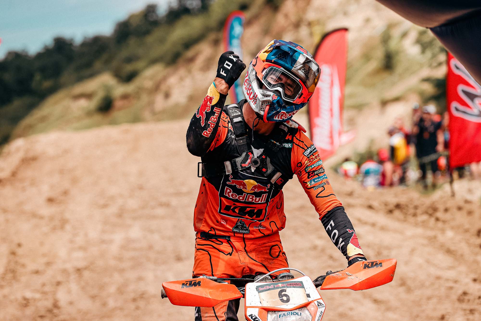 Todos los finalistas posan para una foto de grupo durante el Red Bull Erzbergrodeo 2023 en Eisenerz, Austria