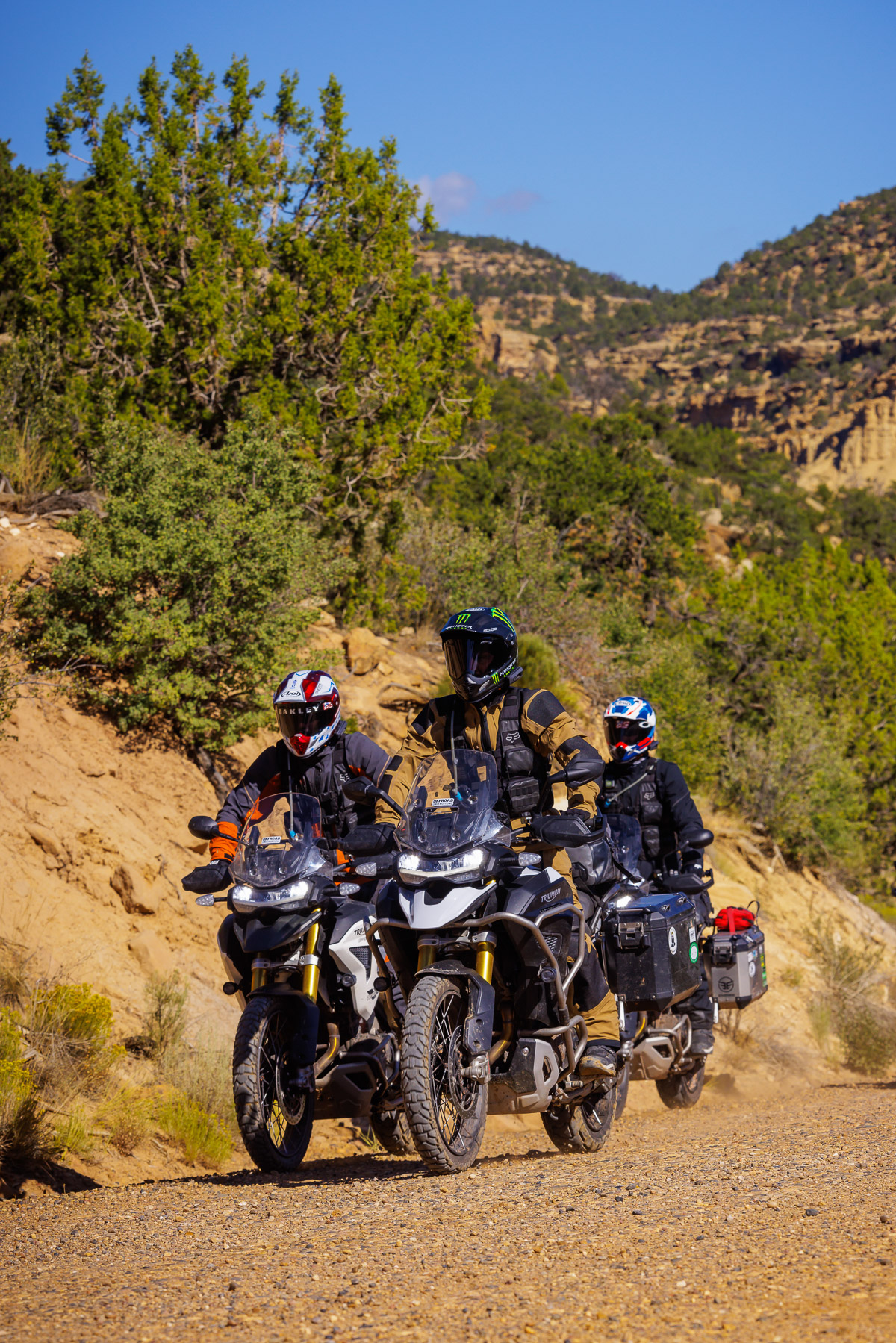 Ricky Carmichael y el equipo pilotando por las montañas