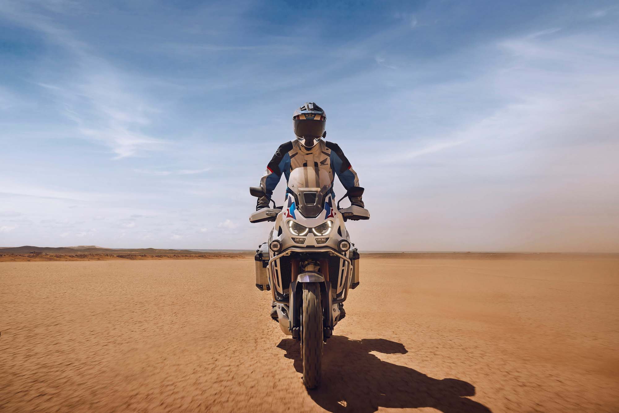 Primer plano del guardabarros delantero alto y la rueda de la Ducati DesertX Rally.
