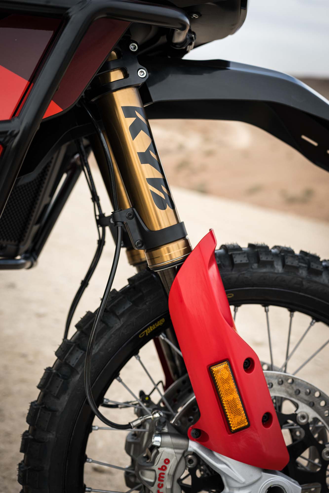 Primer plano del guardabarros delantero alto y la rueda de la Ducati DesertX Rally.