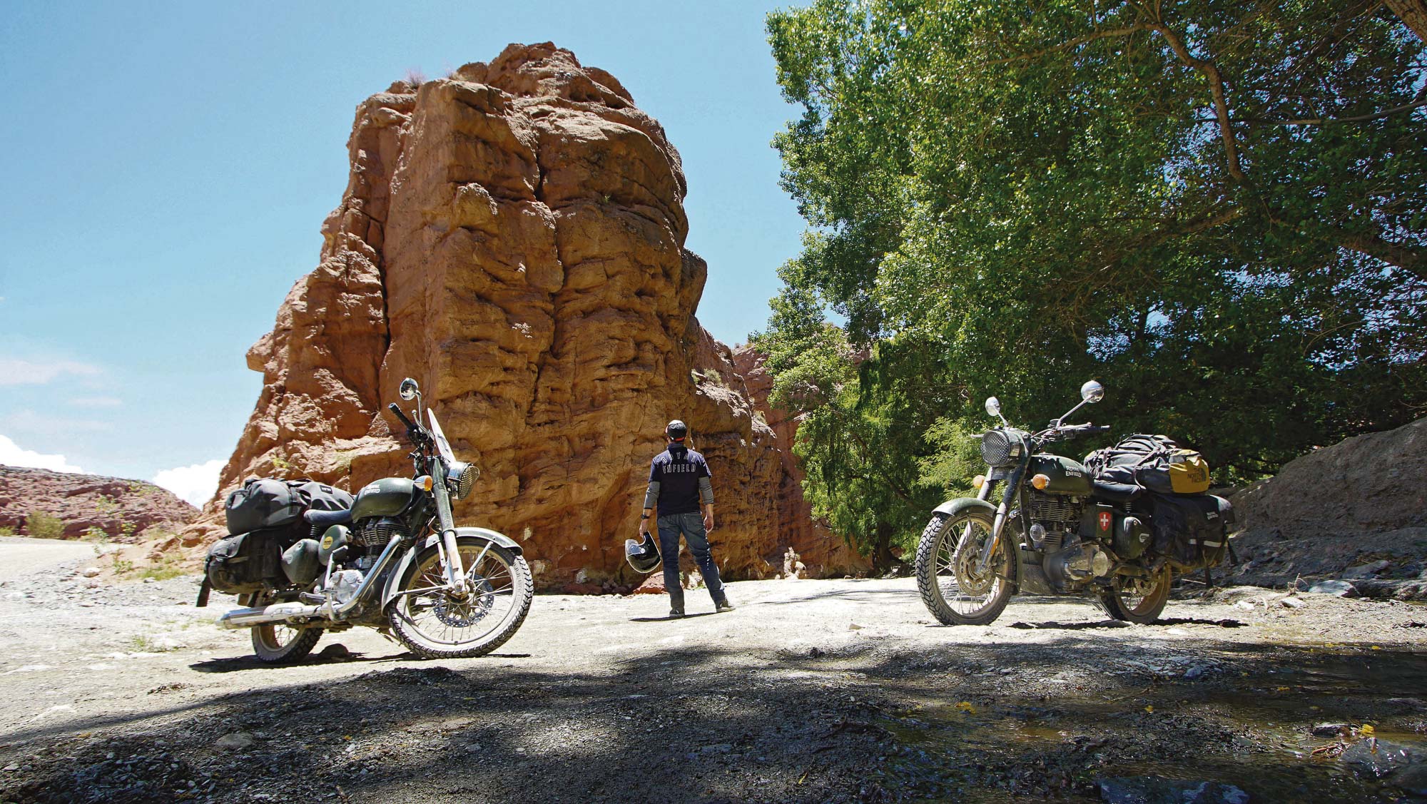 Primer plano del guardabarros delantero alto y la rueda de la Ducati DesertX Rally.