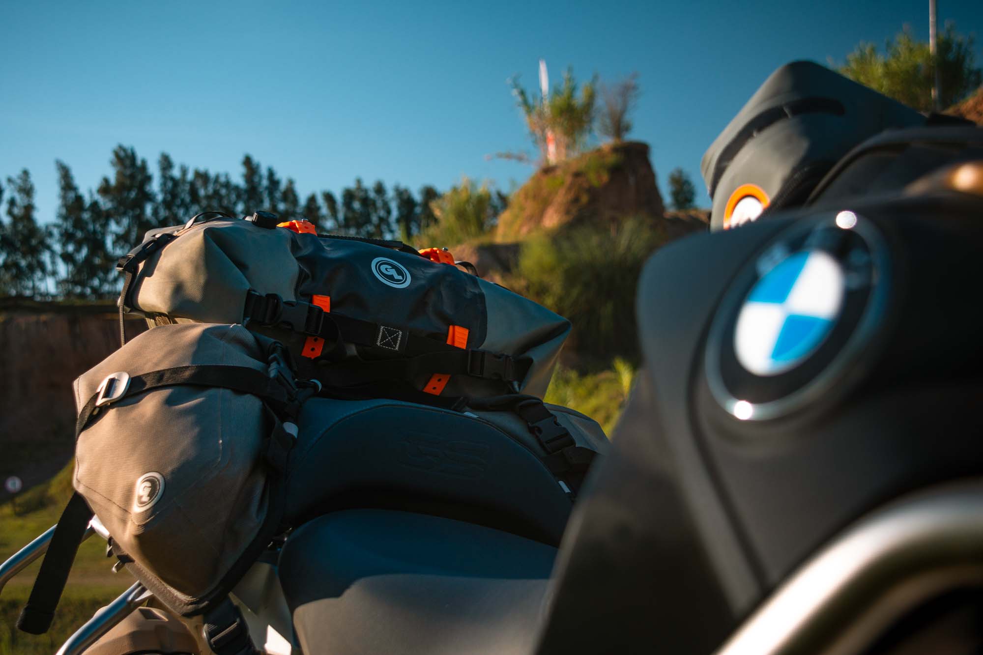 Primer plano del guardabarros delantero alto y la rueda de la Ducati DesertX Rally.