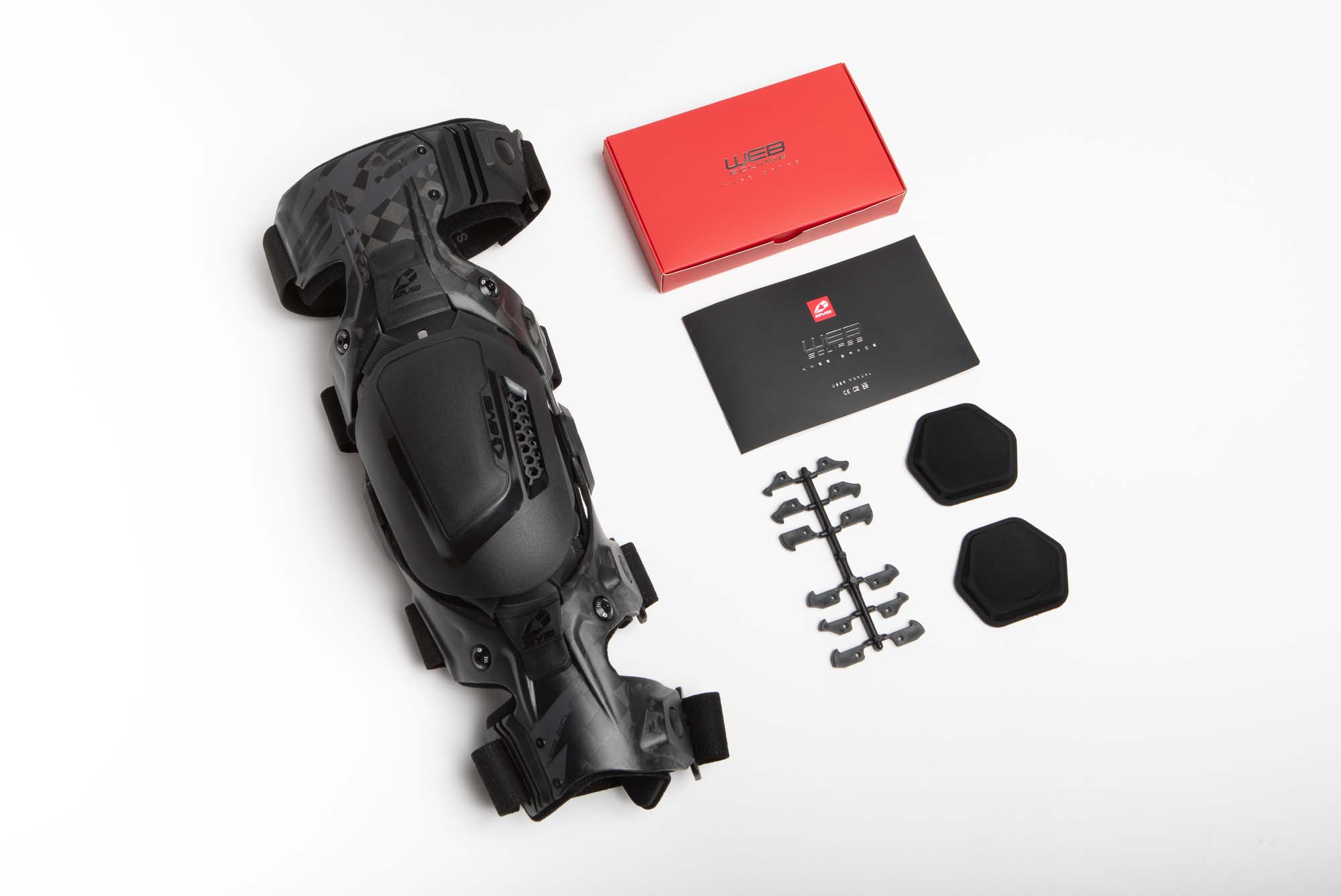 Piloto usando la operación de voz natural en el Cardo Packtalk Edge KTM Edition