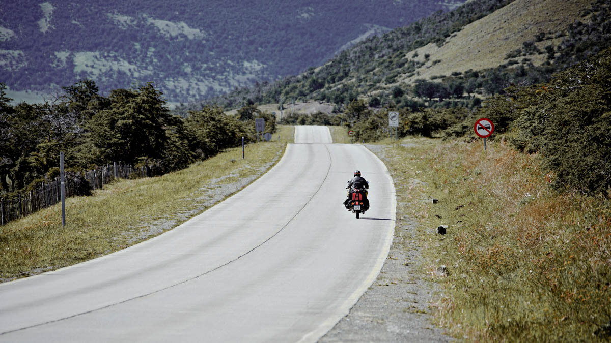 Primer plano del guardabarros delantero alto y la rueda de la Ducati DesertX Rally.