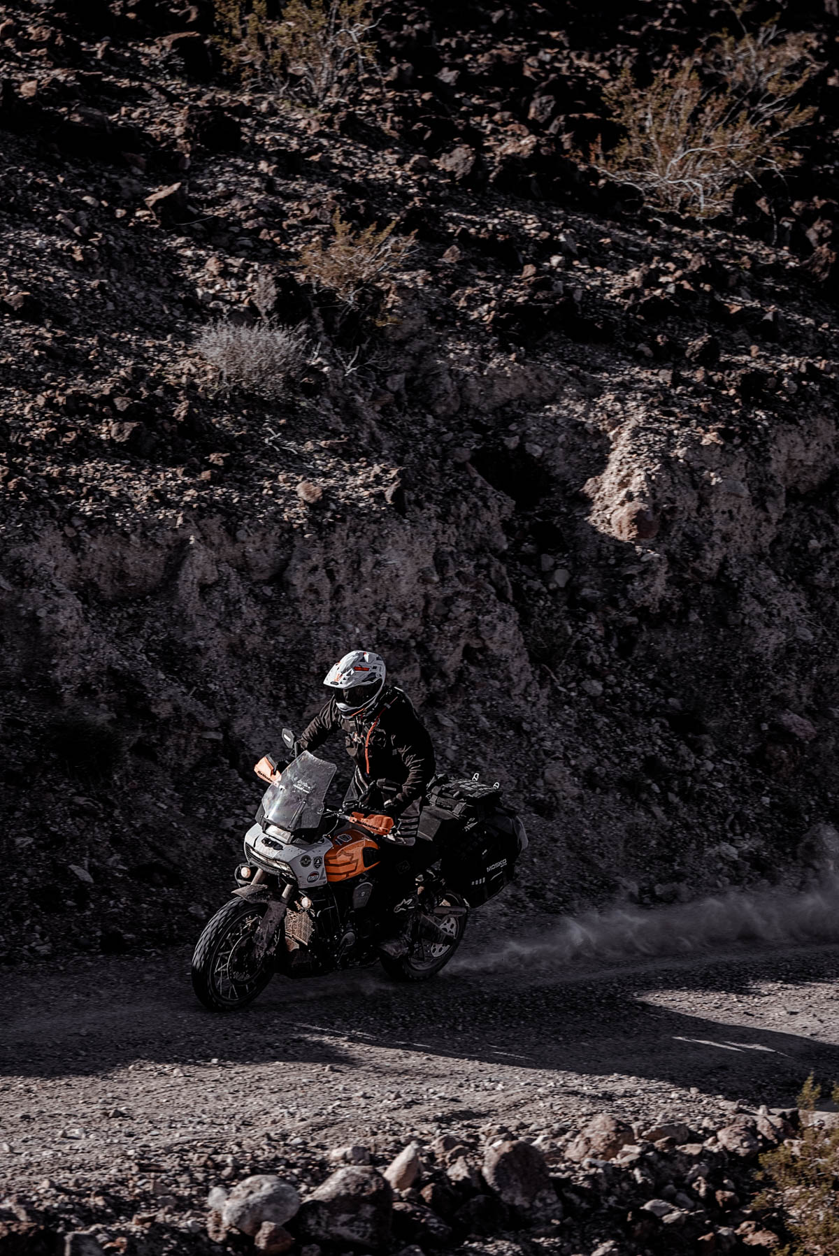 Primer plano del guardabarros delantero alto y la rueda de la Ducati DesertX Rally.