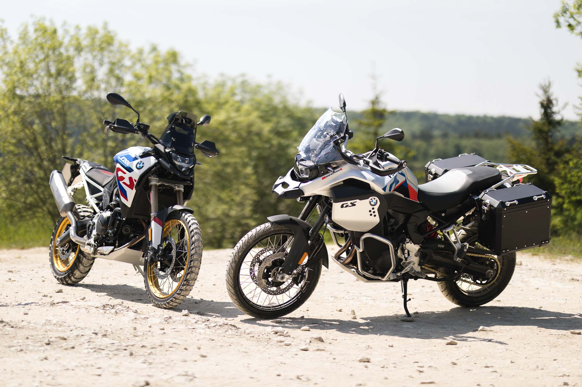 Primer plano del guardabarros delantero alto y la rueda de la Ducati DesertX Rally.