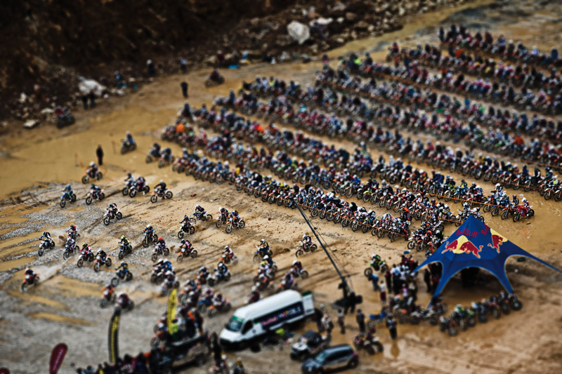 Participantes alineados en la línea de salida del BLAKLADER IRON ROAD PROLOGUE