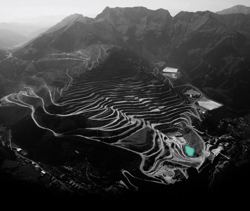 Competidores de Endurocross navegando el desafiante circuito del Red Bull Erzbergrodeo