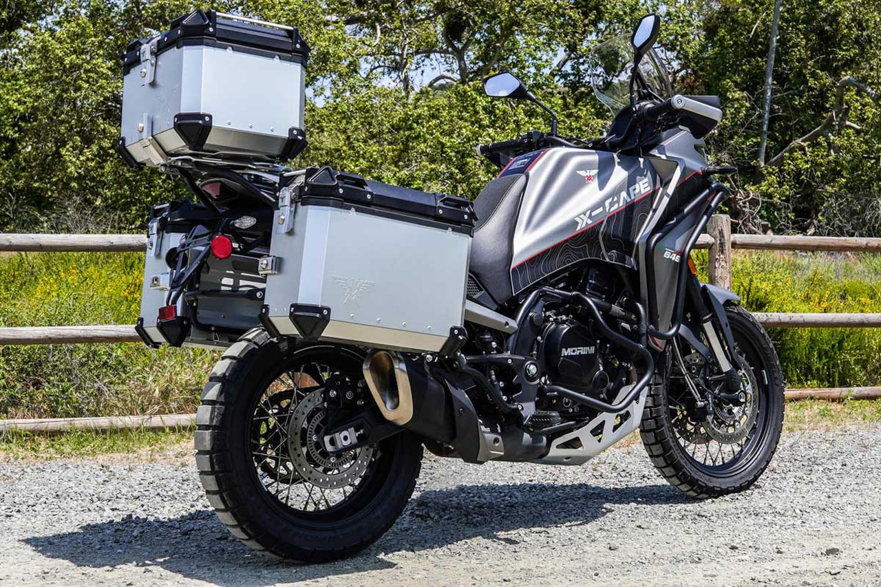 Primer plano de la Moto Morini X-Cape SE en ruta de aventura en EE. UU.