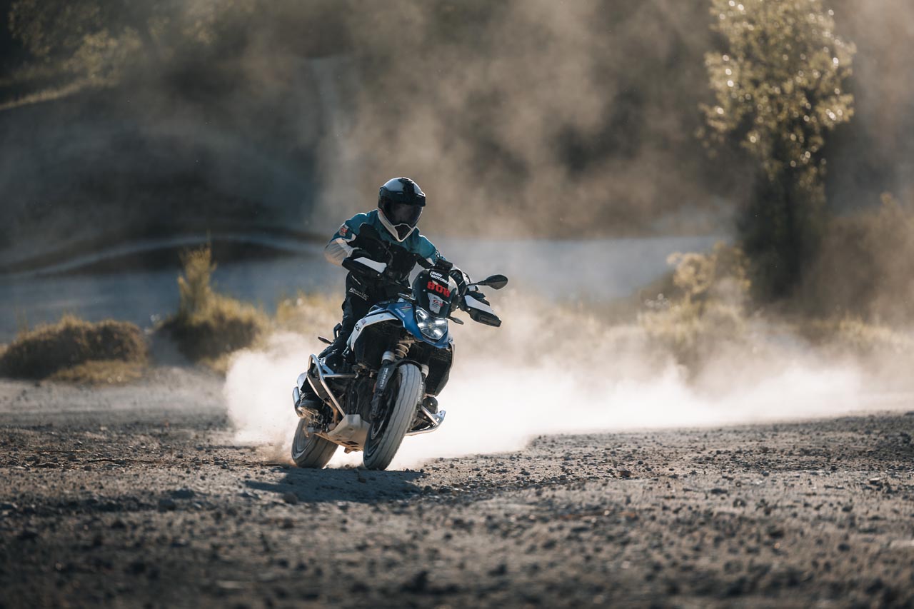 Grupo de Pilotos en Motos de Competición BMW R 1300 GS Trophy navegando por desafiantes senderos off-road en Namibia durante el GS Trophy 2024.