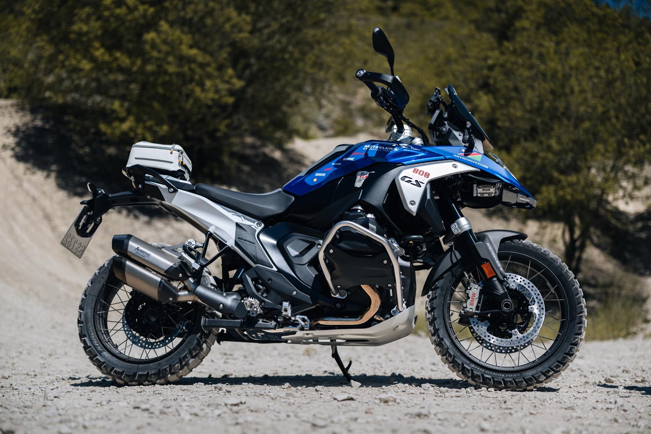 Moto de Mariscal BMW F 900 GS Trophy abriendo camino a través del difícil terreno de Namibia, guiando a los participantes de forma segura durante el GS Trophy 2024.