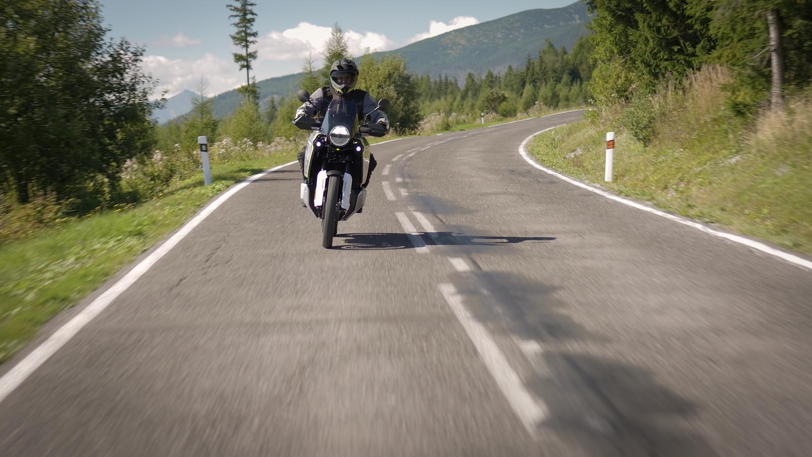 Primer plano del guardabarros delantero alto y la rueda de la Ducati DesertX Rally.