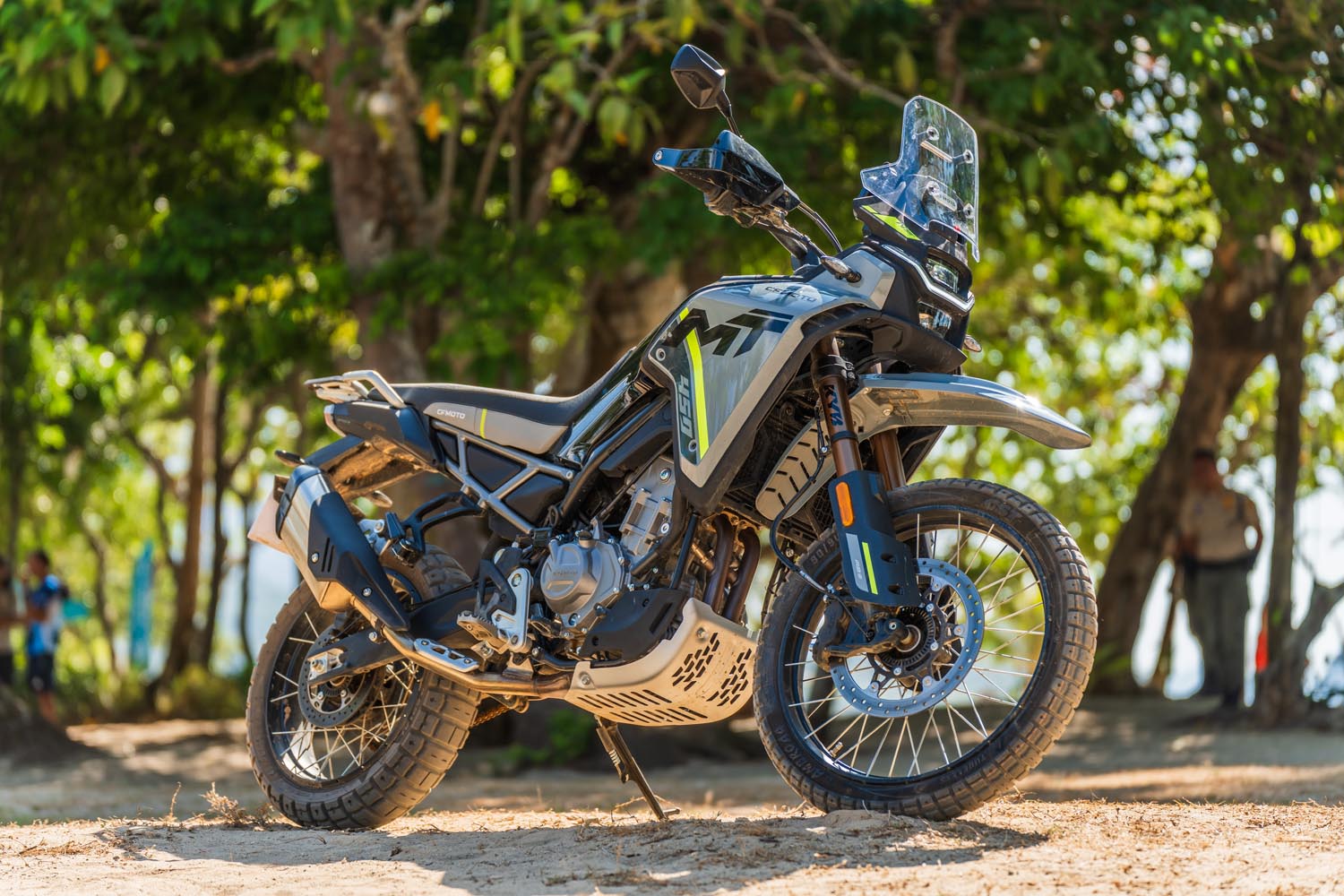 Primer plano del guardabarros delantero alto y la rueda de la Ducati DesertX Rally.