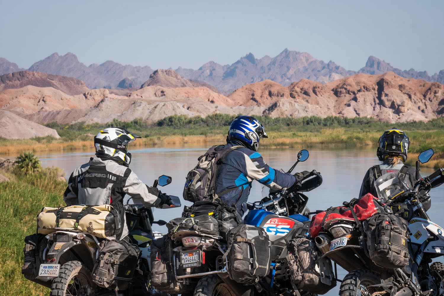 Primer plano del guardabarros delantero alto y la rueda de la Ducati DesertX Rally.