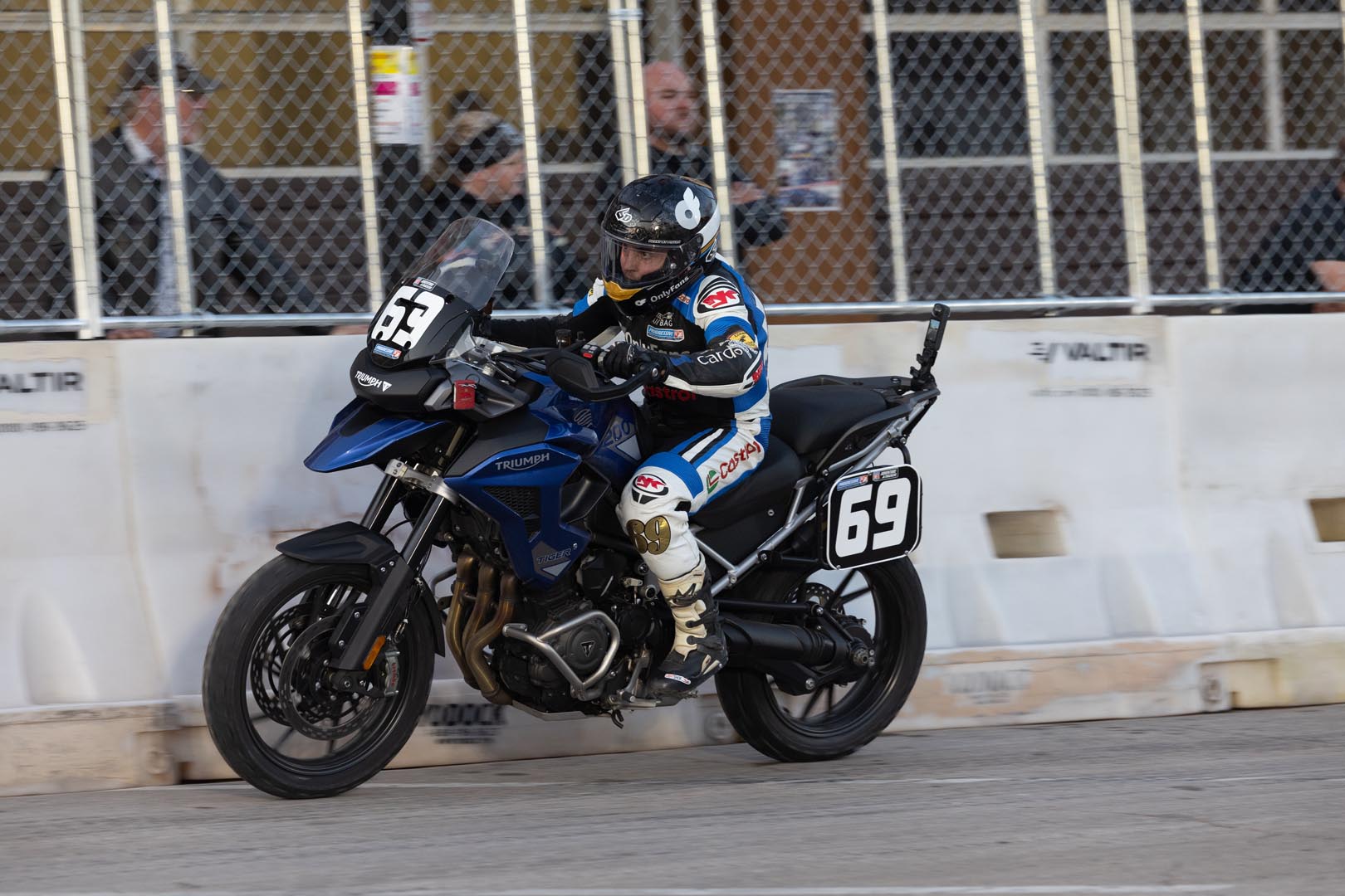 Las Triumph Tiger Dominan la Carrera Inaugural AFT AdventureTrackers en Sturgis TT