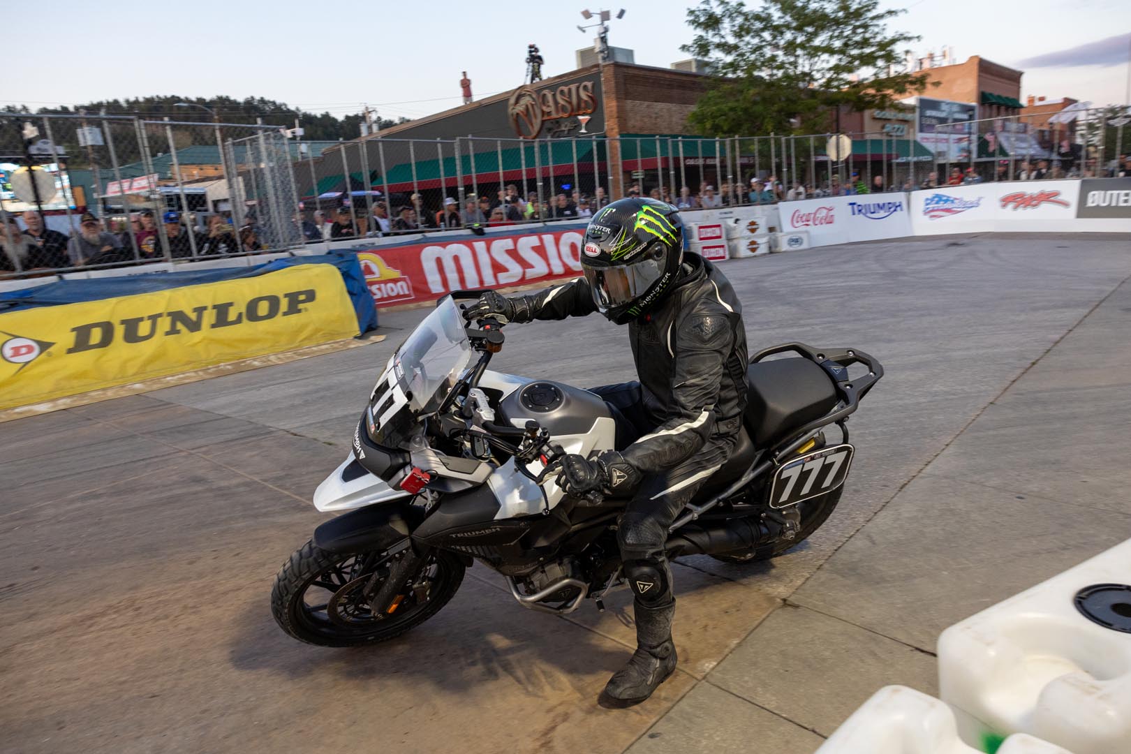 Las Triumph Tiger Dominan la Carrera Inaugural AFT AdventureTrackers en Sturgis TT