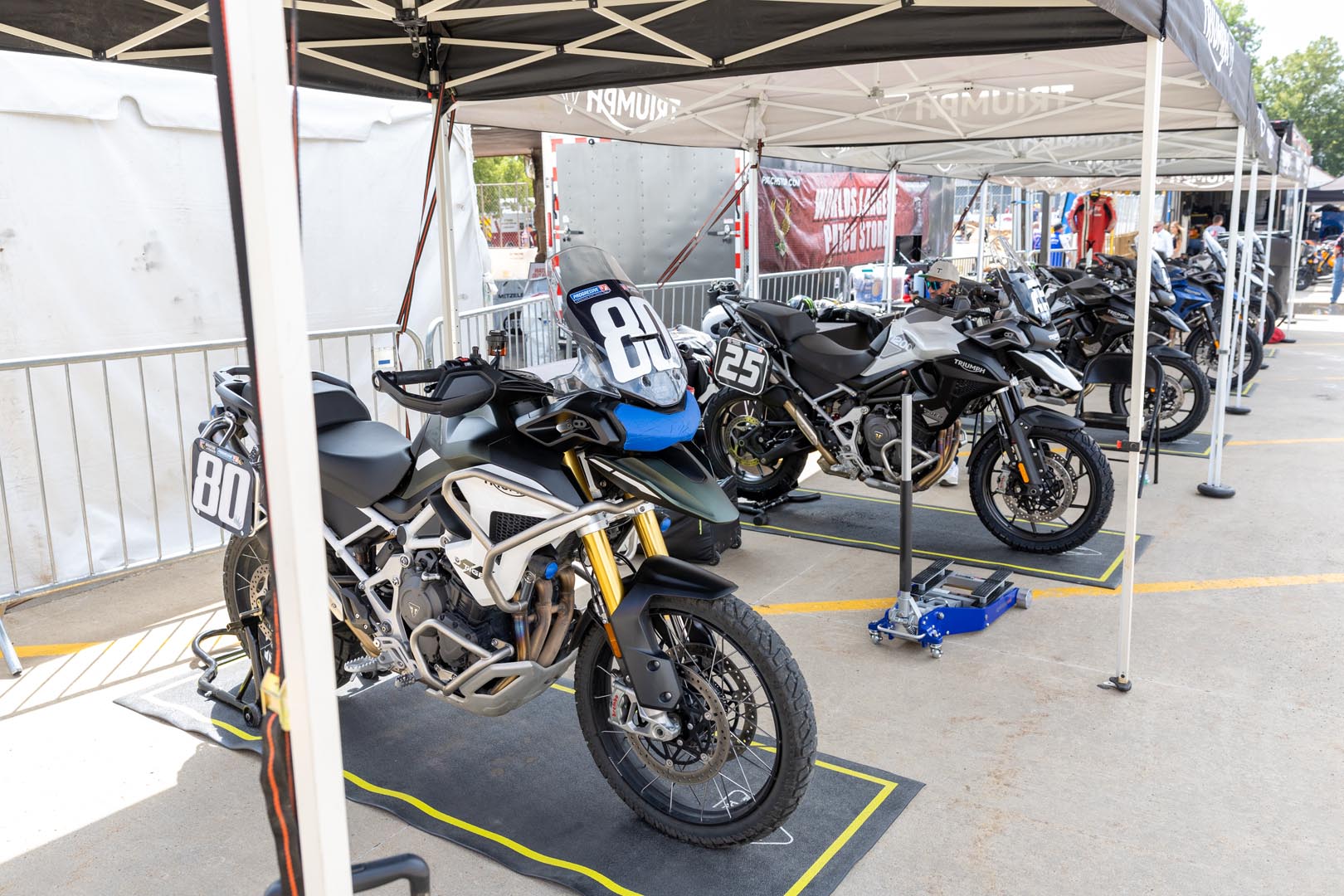 Las Triumph Tiger Dominan la Carrera Inaugural AFT AdventureTrackers en Sturgis TT