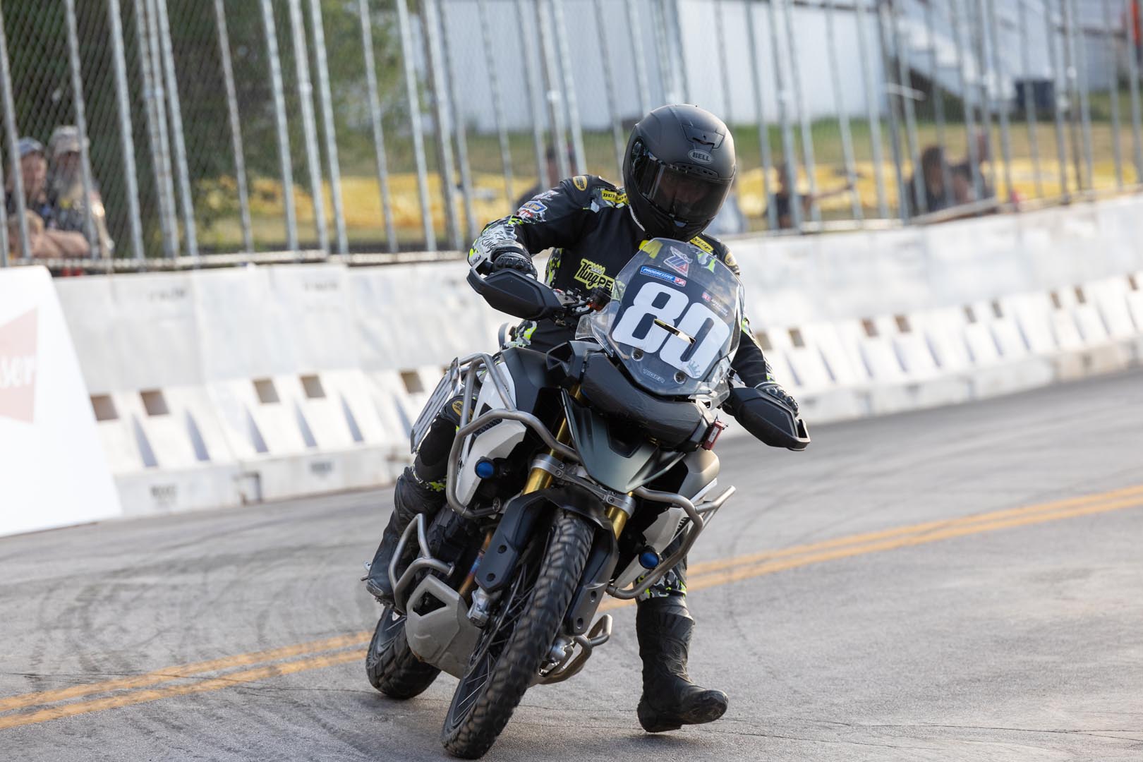 Las Triumph Tiger Dominan la Carrera Inaugural AFT AdventureTrackers en Sturgis TT