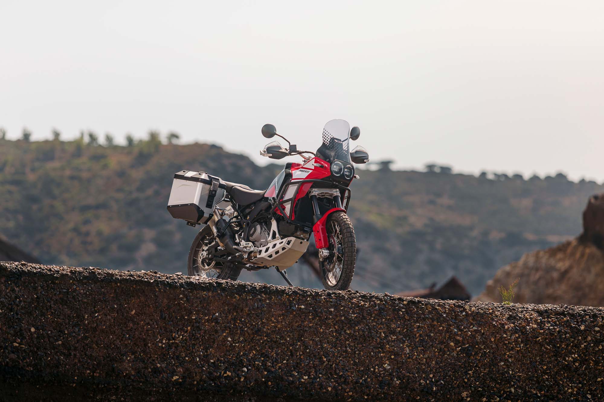 Primer plano del guardabarros delantero alto y la rueda de la Ducati DesertX Rally.