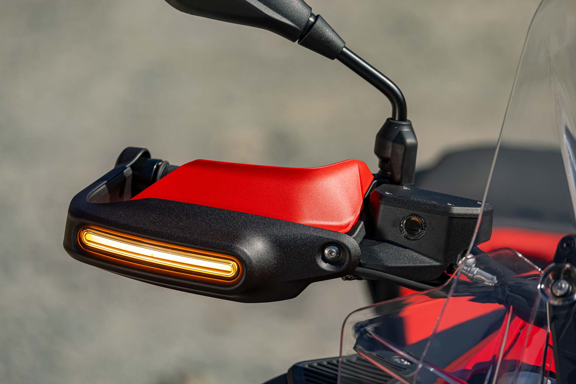 Primer plano del guardabarros delantero alto y la rueda de la Ducati DesertX Rally.