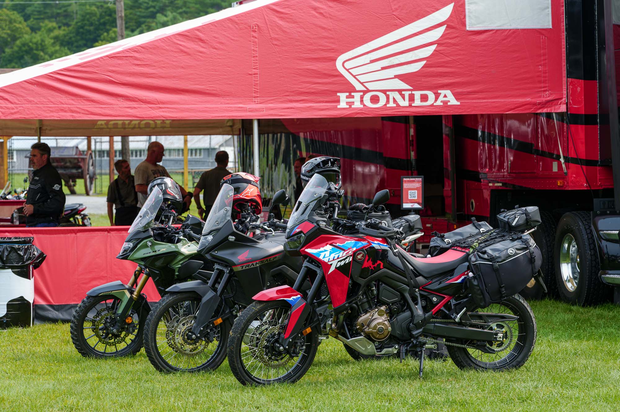 Primer plano del guardabarros delantero alto y la rueda de la Ducati DesertX Rally.