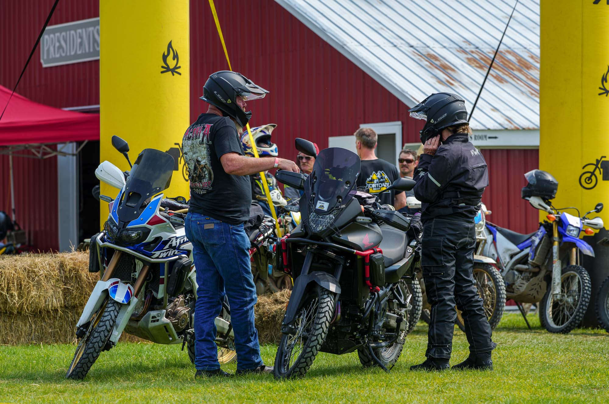 Primer plano del guardabarros delantero alto y la rueda de la Ducati DesertX Rally.