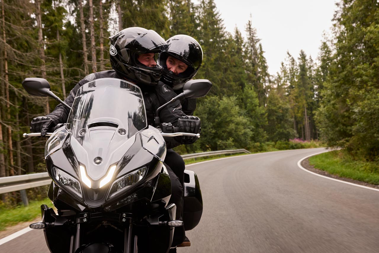 Triumph Tiger Sport 800 con maletas y equipamiento touring, diseñada para la comodidad y aventura de larga distancia.