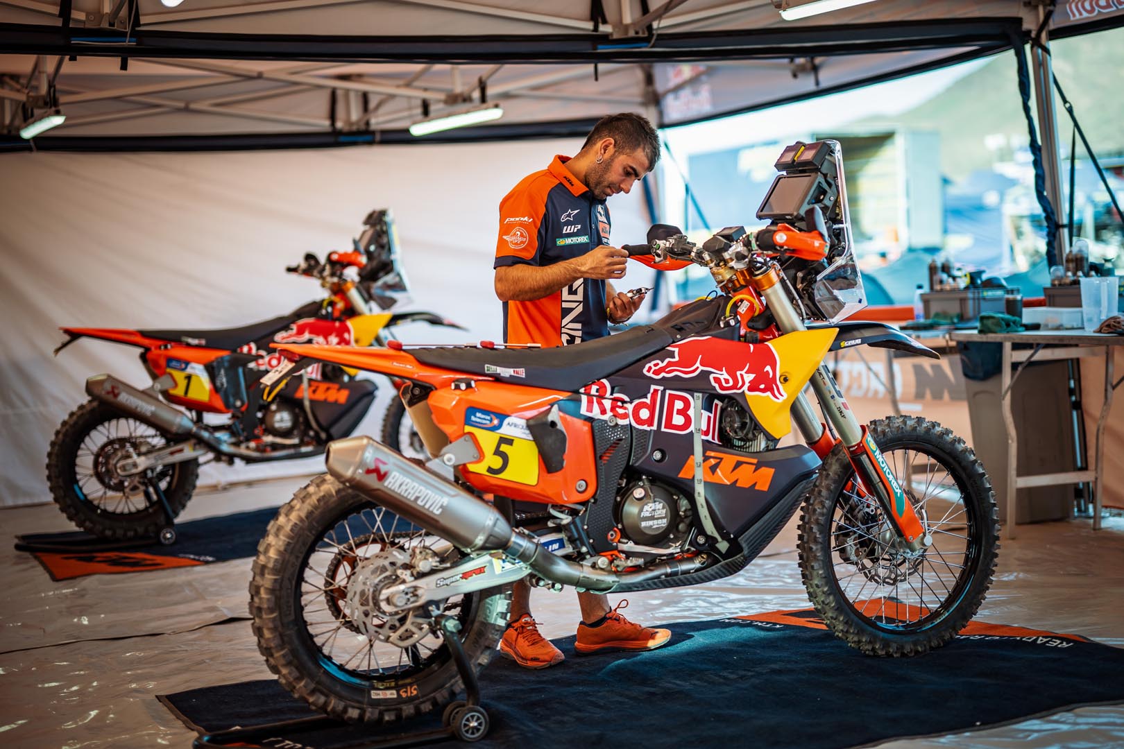 Daniel Sanders en un puesto de control durante el Rallye du Maroc, pilotando su KTM