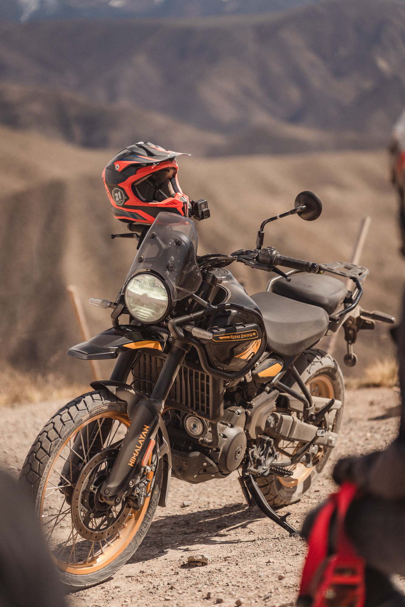 Primer plano del guardabarros delantero alto y la rueda de la Ducati DesertX Rally.