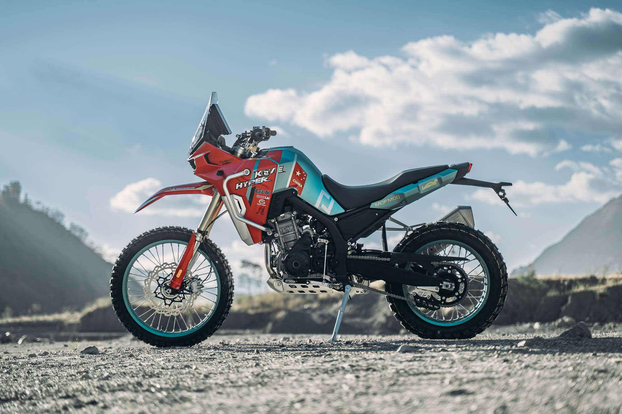 Primer plano del guardabarros delantero alto y la rueda de la Ducati DesertX Rally.