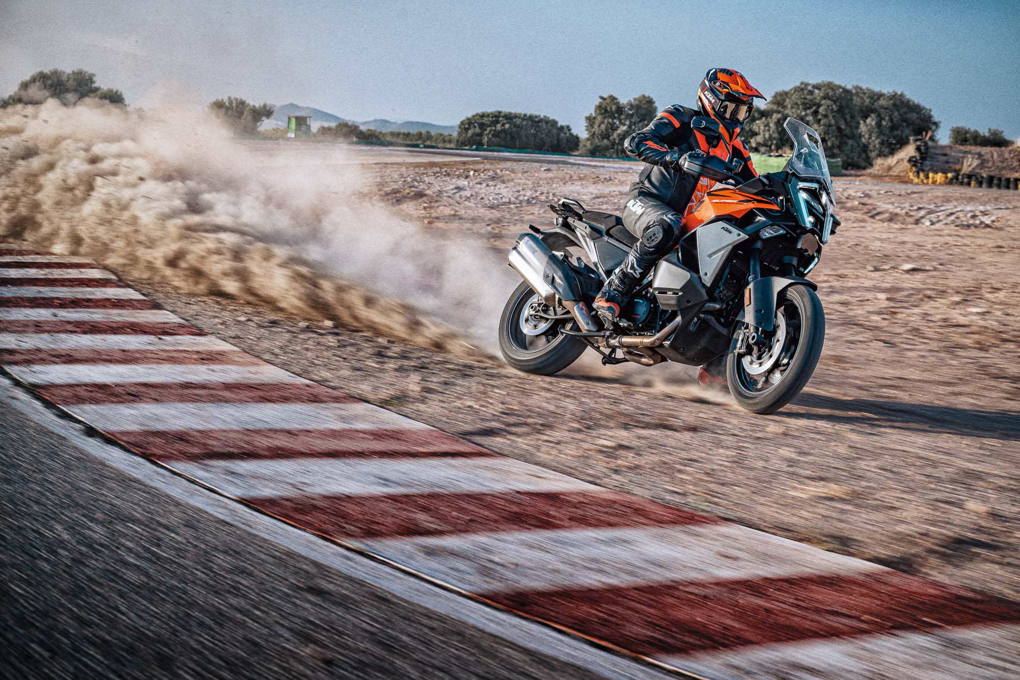 636136 MY25 KTM 1390 SUPER ADVENTURE S S EVO ORANGE EU EUROPE GLOBAL 6 - BTA Magazine