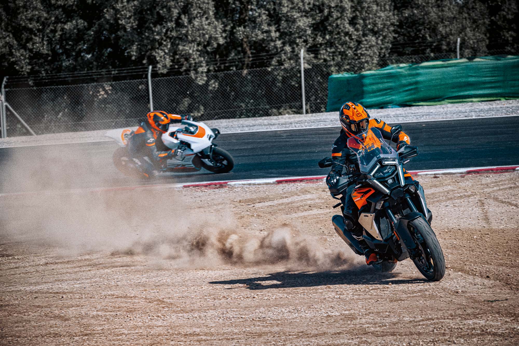 636137 MY25 KTM 1390 SUPER ADVENTURE S EVO ORANGE EU EUROPE GLOBAL 11 - BTA Magazine