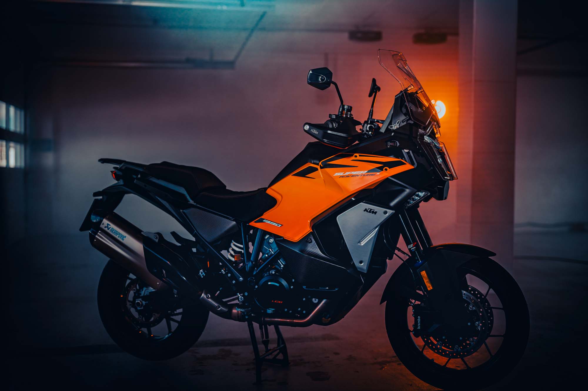 641985 MY25 KTM 1390 SUPER ADVENTURE S S EVO ORANGE 02 STATIC IMAGES KTM 1390 SUPER ADVENTURE range STATIC 2 - BTA Magazine