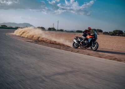 642022 MY25 KTM 1390 SUPER ADVENTURE S S EVO ORANGE 01 ACTION IMAGES ACTION EUROPE GLOBAL 5 - BTA Magazine