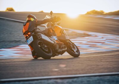 642046 MY25 KTM 1390 SUPER ADVENTURE S EVO ORANGE EU 01 ACTION IMAGES ACTION EUROPE GLOBAL 9 - BTA Magazine