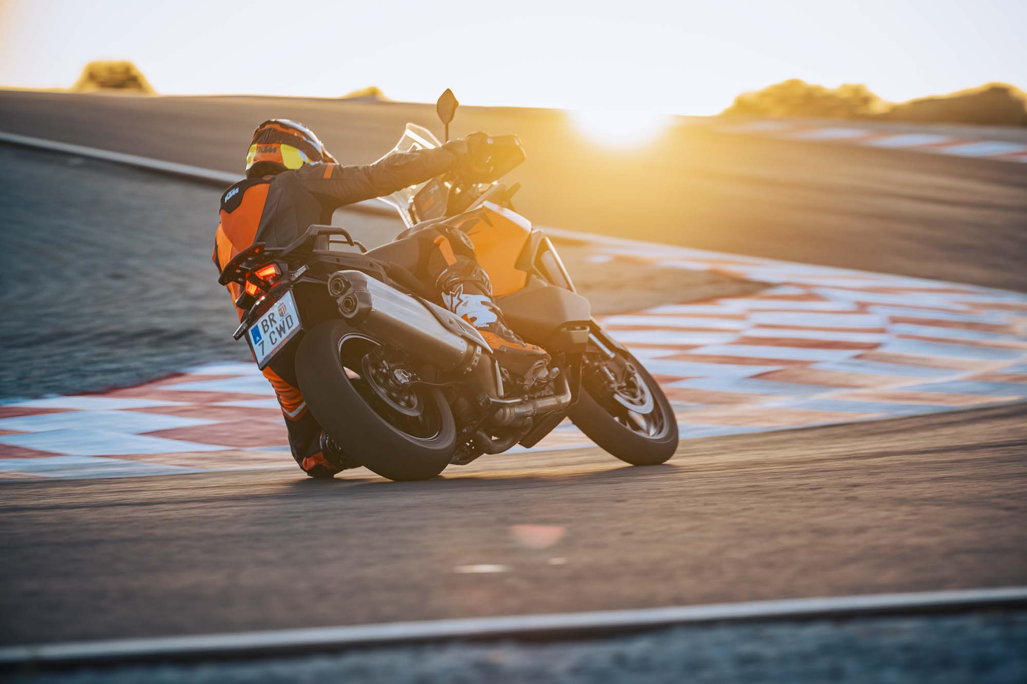 Primer plano del guardabarros delantero alto y la rueda de la Ducati DesertX Rally.