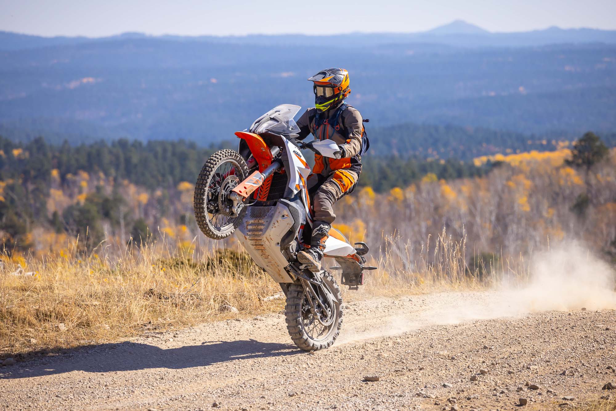 Primer plano del guardabarros delantero alto y la rueda de la Ducati DesertX Rally.