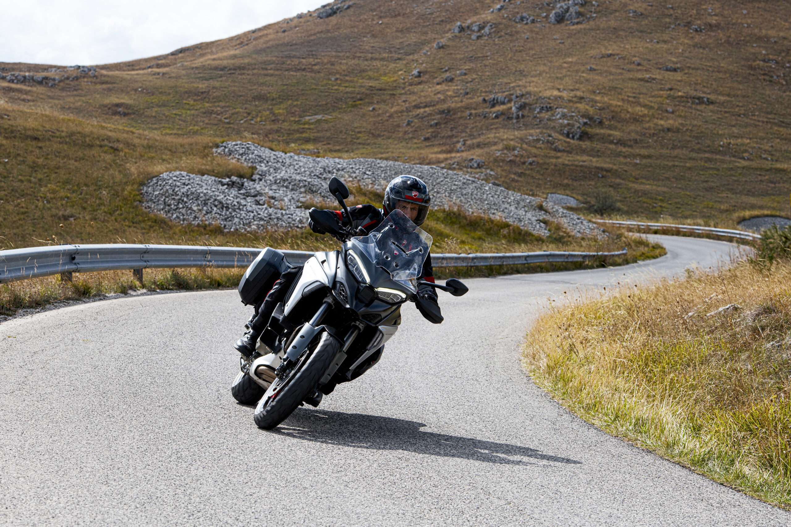 Neumáticos de moto de aventura y viaje pirelli