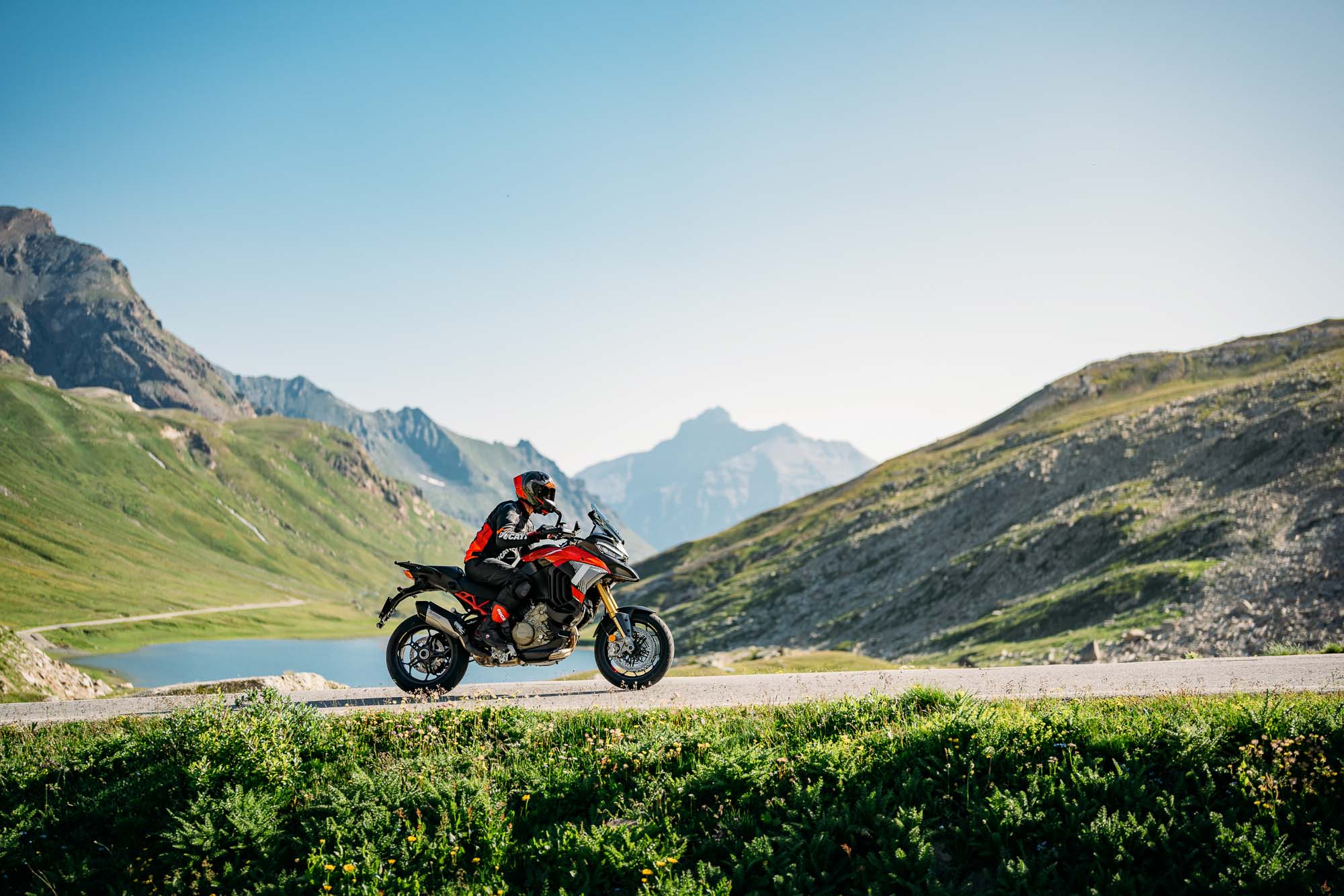 Primer plano del guardabarros delantero alto y la rueda de la Ducati DesertX Rally.