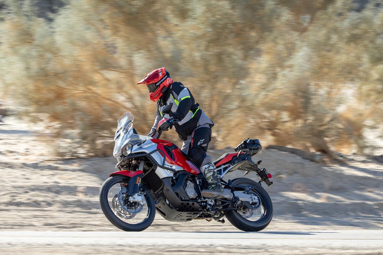 Primer plano del guardabarros delantero alto y la rueda de la Ducati DesertX Rally.