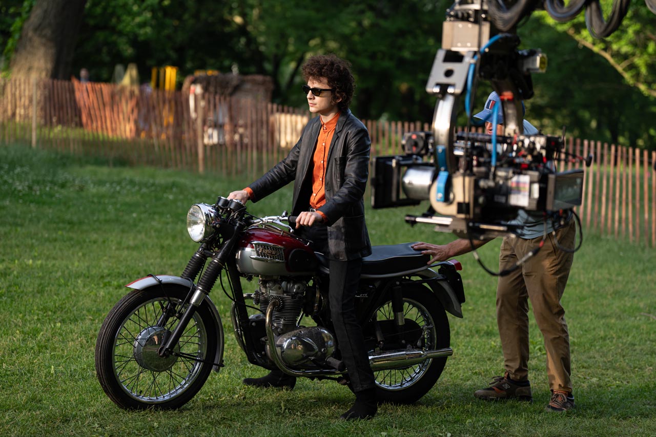 La Triumph Bonneville T100 Brilla en el Biopic de Bob Dylan A COMPLETE UNKNOWN