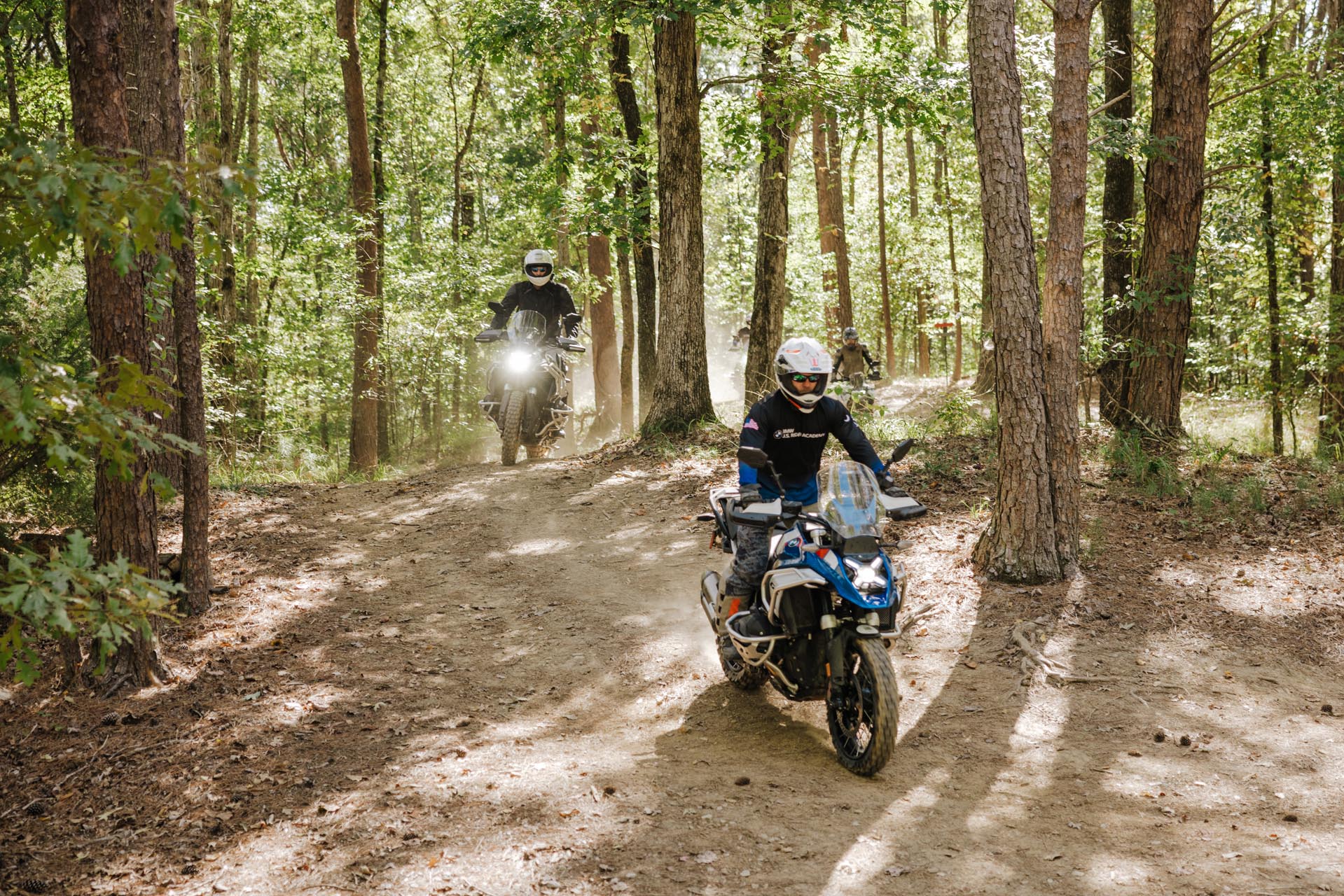 Pilotos de BMW Motorrad se reúnen en el Barber Vintage Festival, celebrando la herencia e innovación del motociclismo.