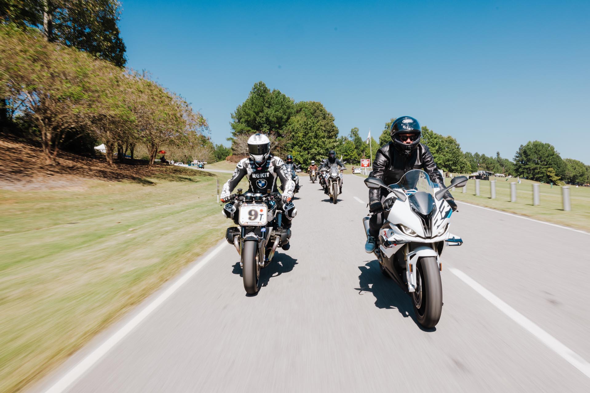 Pilotos prueban motos BMW en un curso de demostración off-road durante los BMW Motorrad Days Americas en el Barber Vintage Festival.