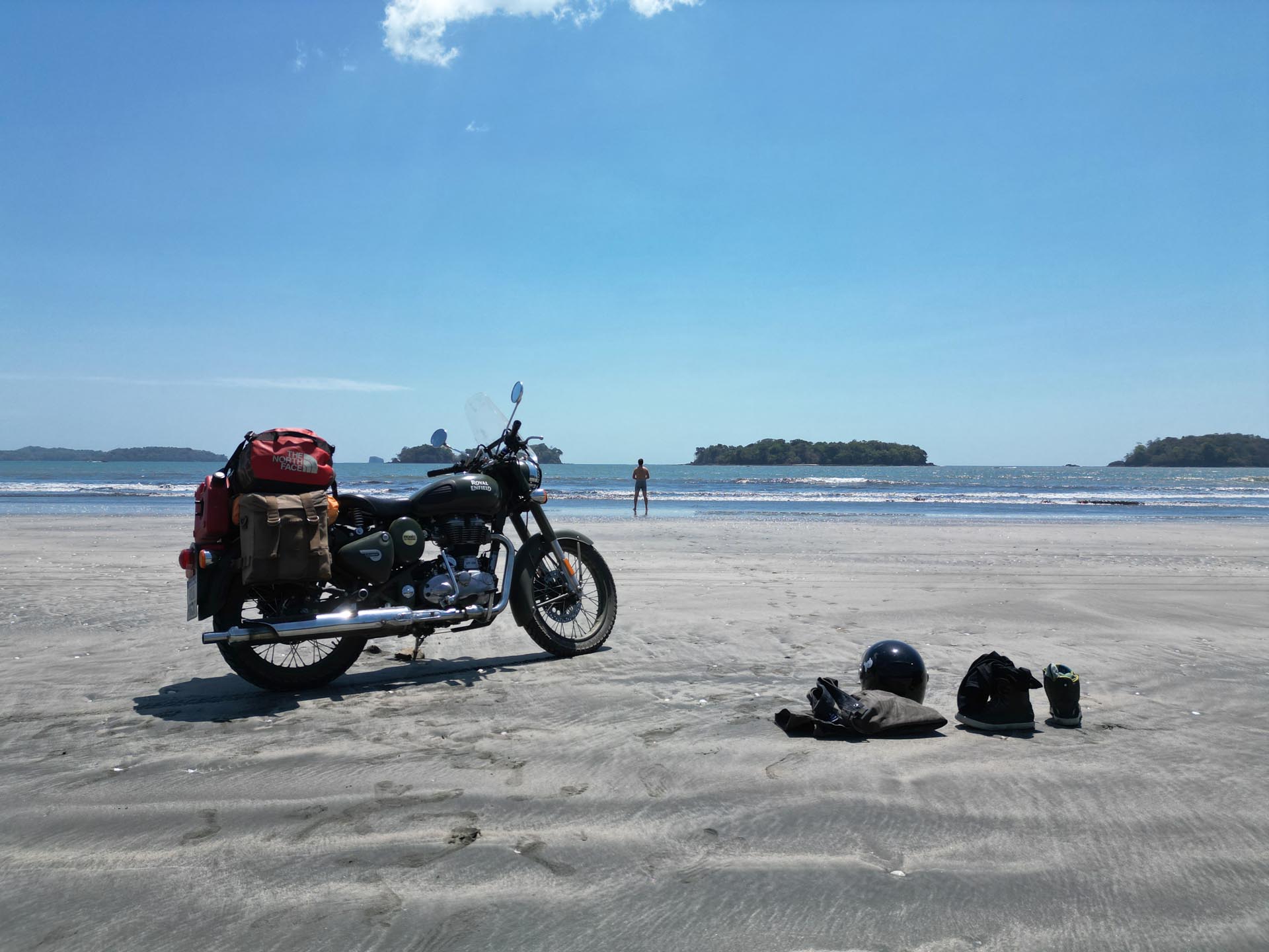 Aventura de viaje en moto: Diego Rosón y su Royal Enfield Classic 500 en una carretera escénica a través de Centroamérica.